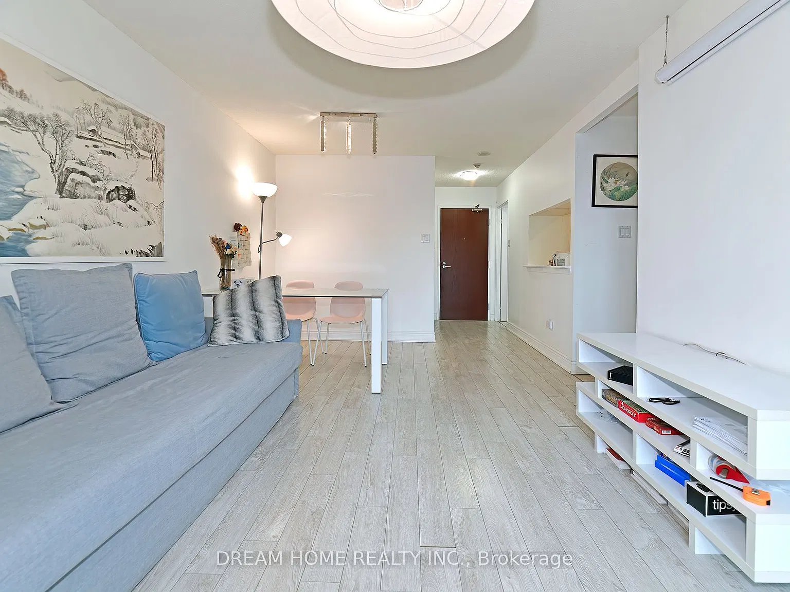 1055 Bay St — Photo 3
