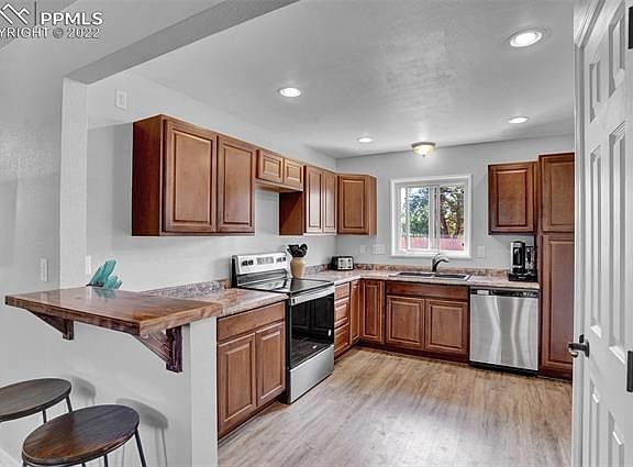5th image of 121 Esther Dr
