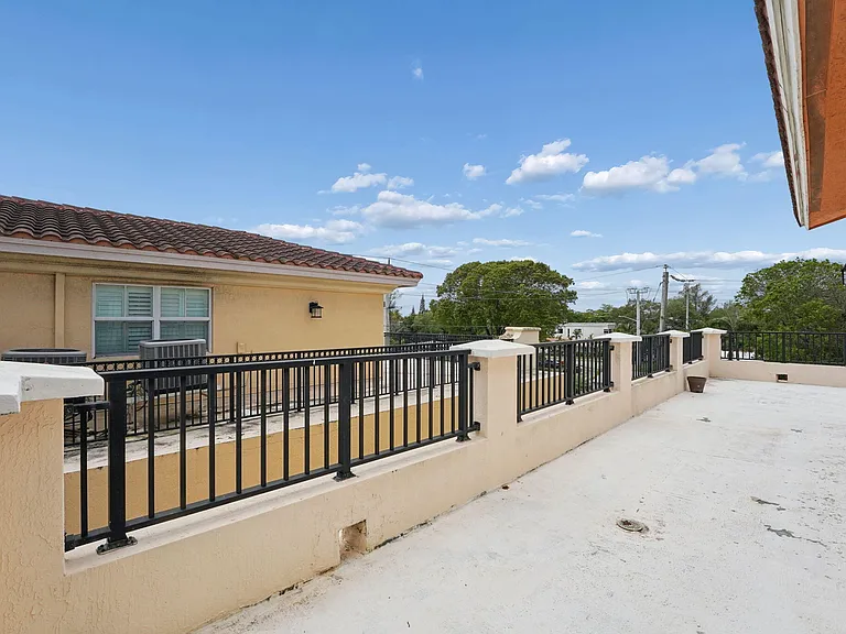 819 SW 7th Ave — Photo 34