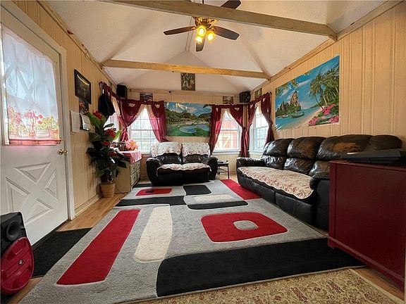 4th image of 3625 Mistletoe Dr