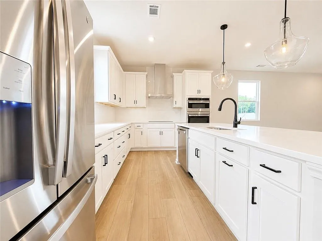 4 bed, 3.5 bath, 2431 sqft, $2,550 — Photo 3