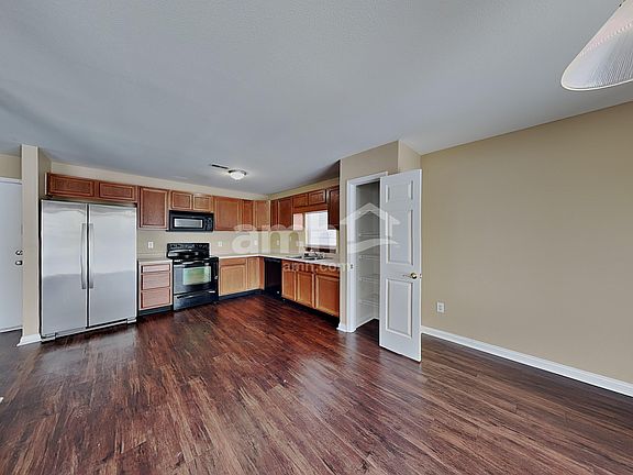 3rd image of 977 Dorothy Dr