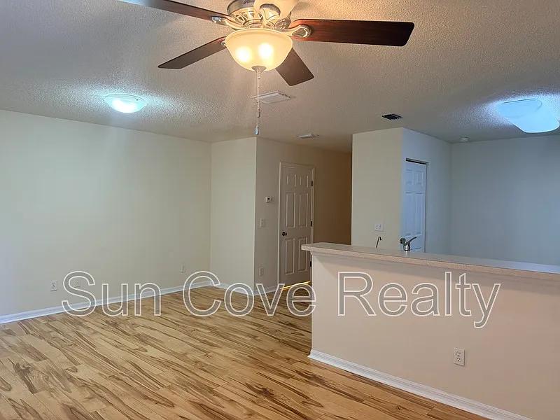 2 bed, 2.5 bath, 1296 sqft — Photo 3