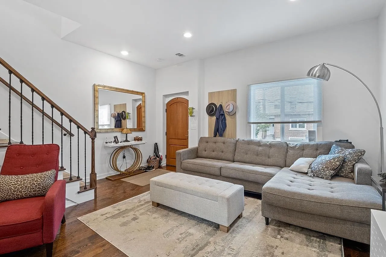 3 bed, 2.5 bath, $4,200 — Photo 4