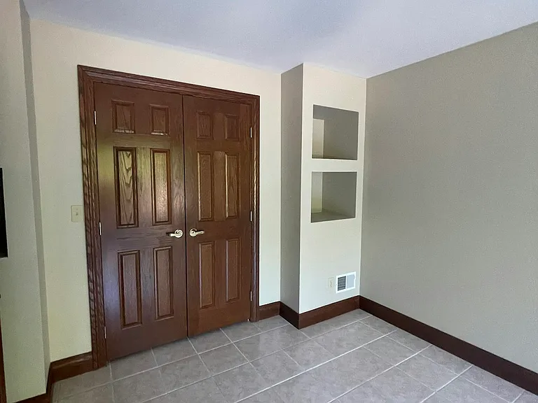 4390 N River Rd — Photo 21