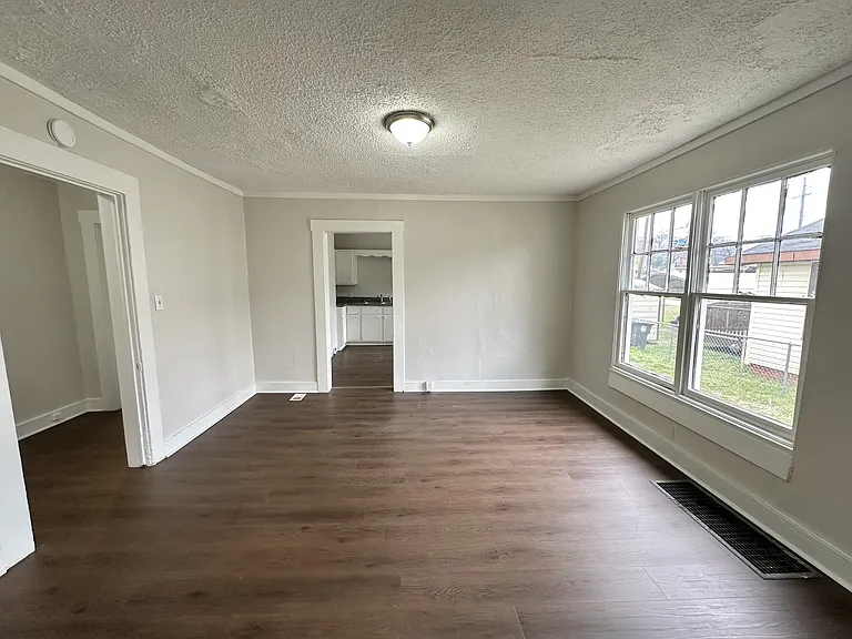 1556 Burgin Ave — Photo 3