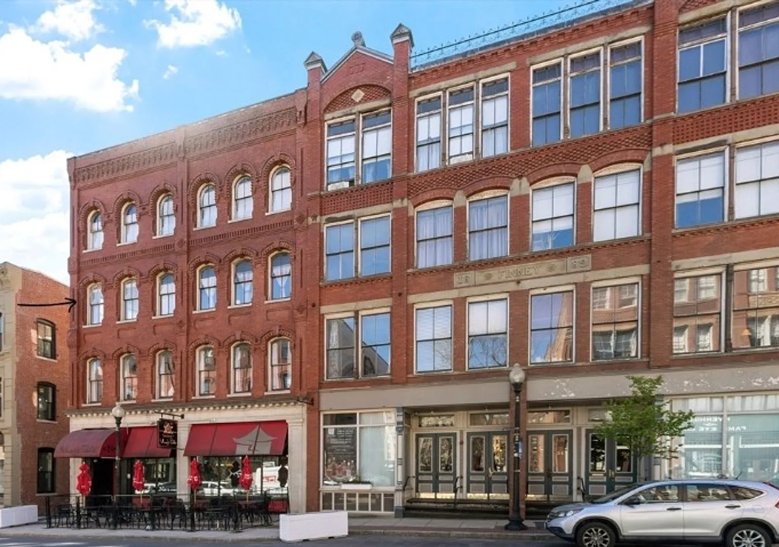 Beautiful And Spacious 1 Bedroom Apartment Downtown! Must See! — Photo 1