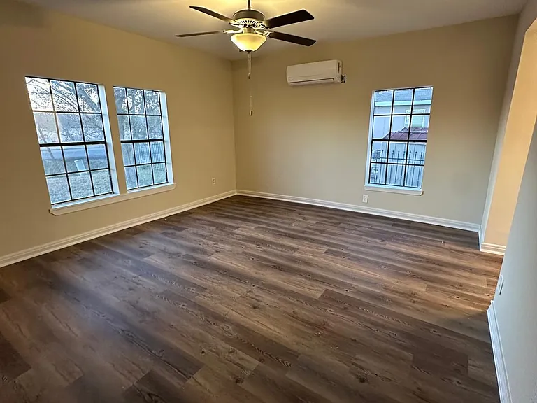 1306 Fair Oaks Dr — Photo 3