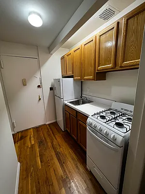 Rented by Salon Realty Corp | media 8