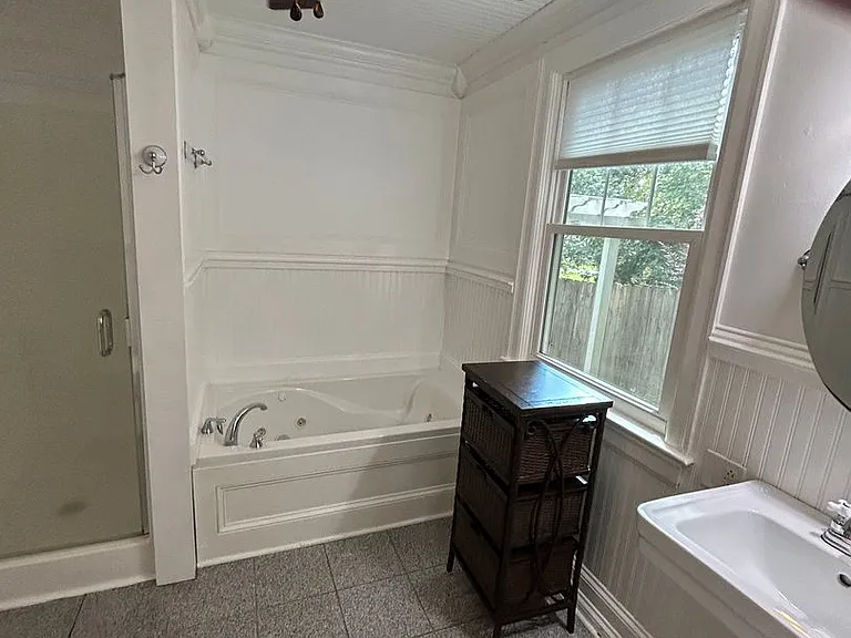 2461 Lyndhurst Ave — Photo 96