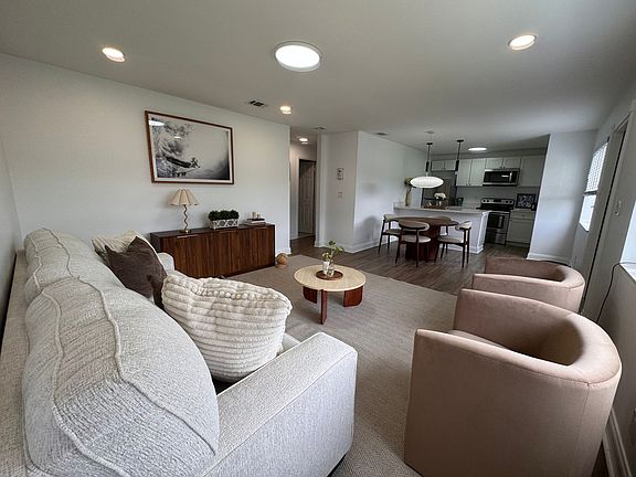 5th image of 816 W Tiffany Dr APT 1