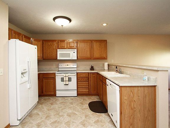 4th image of 6709 S 89th St