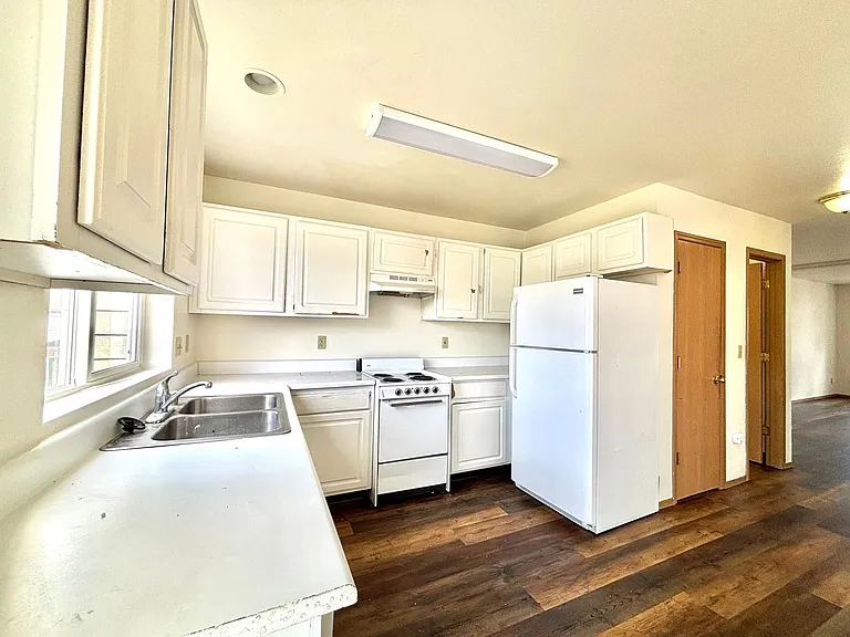 1747 W Kagy Blvd — Photo 4