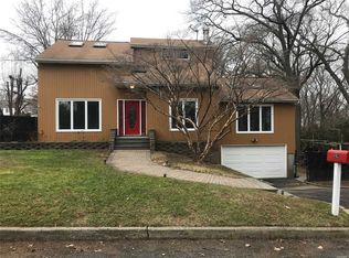 24 Bartlett Pl, Huntington, NY 11743