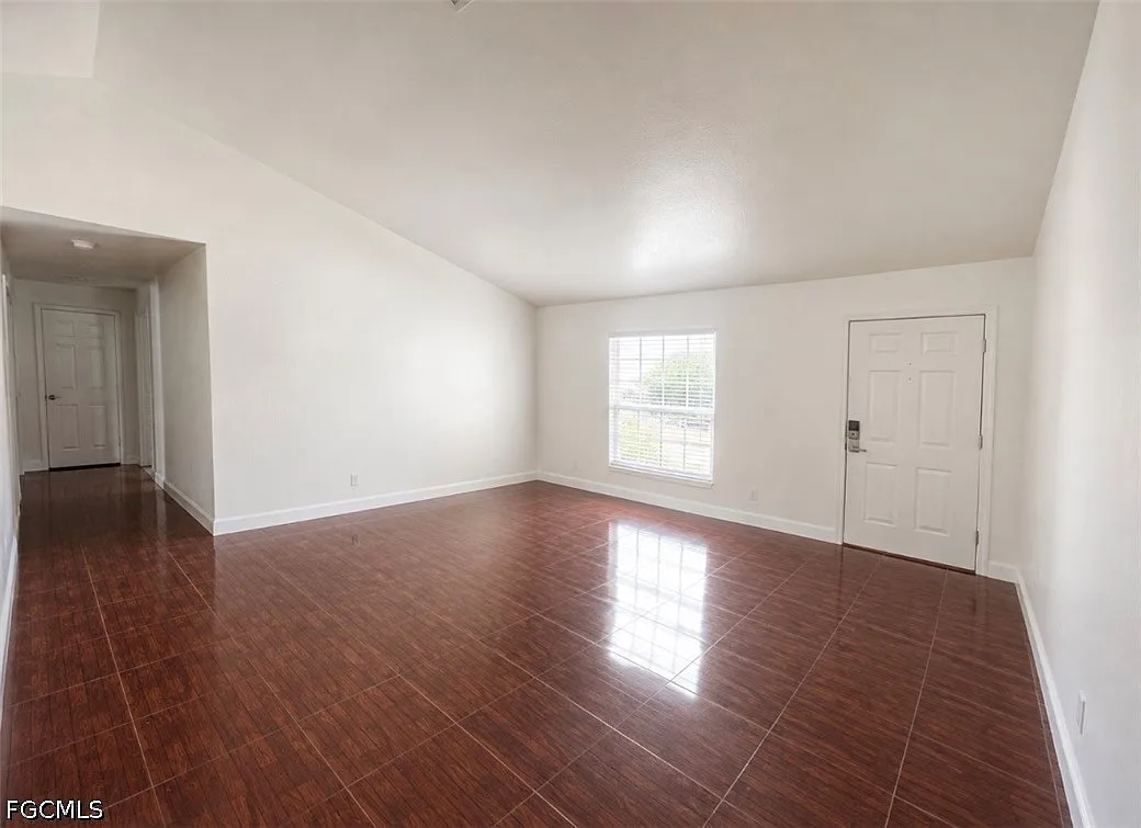 3 bed, 1.0 bath, 1636 sqft, $1,950 — Photo 2