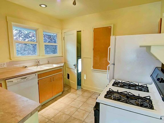 4th image of 327 E 28th Ave