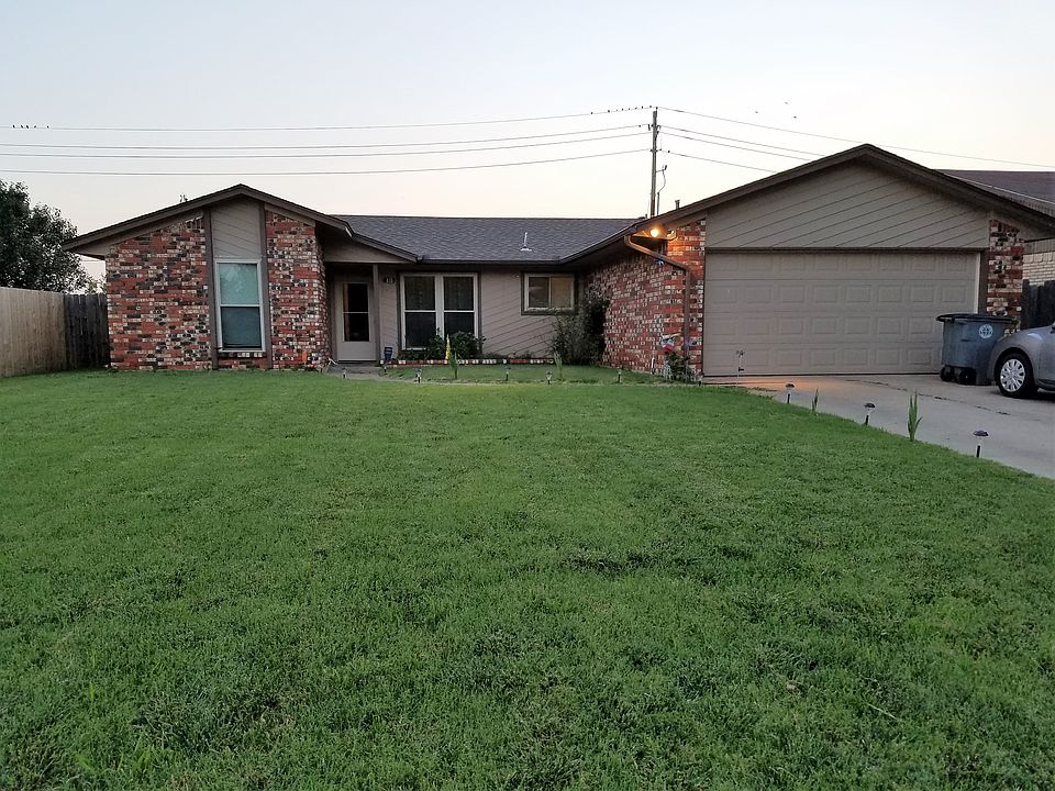 1st image of 815 SW Chaucer Dr