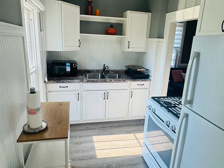 588 Elma St — Photo 8
