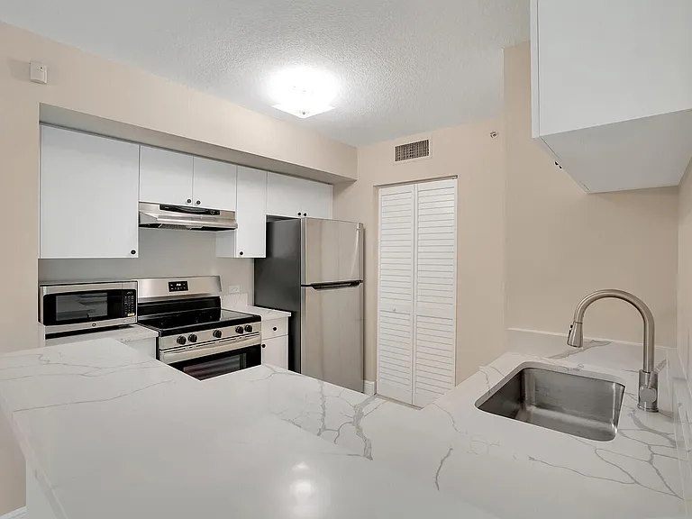 611 Villa Cir — Photo 15