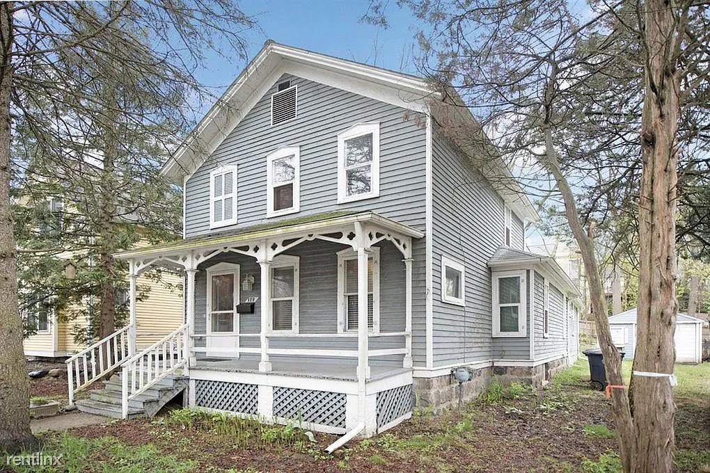 120 E Summit St photo 1