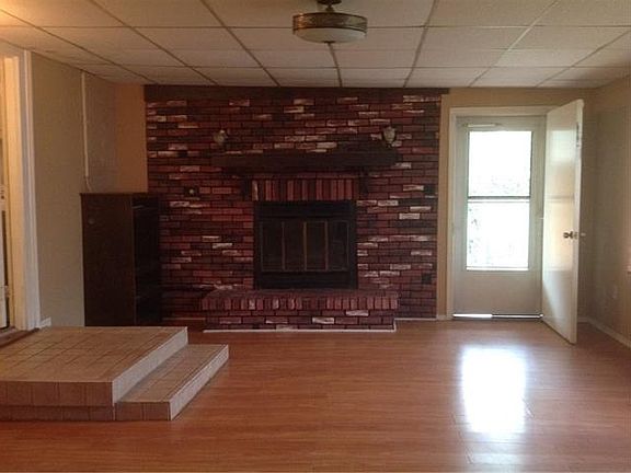 3rd image of 809 Bowie St