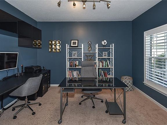 5th image of 39085 Crescent Dr