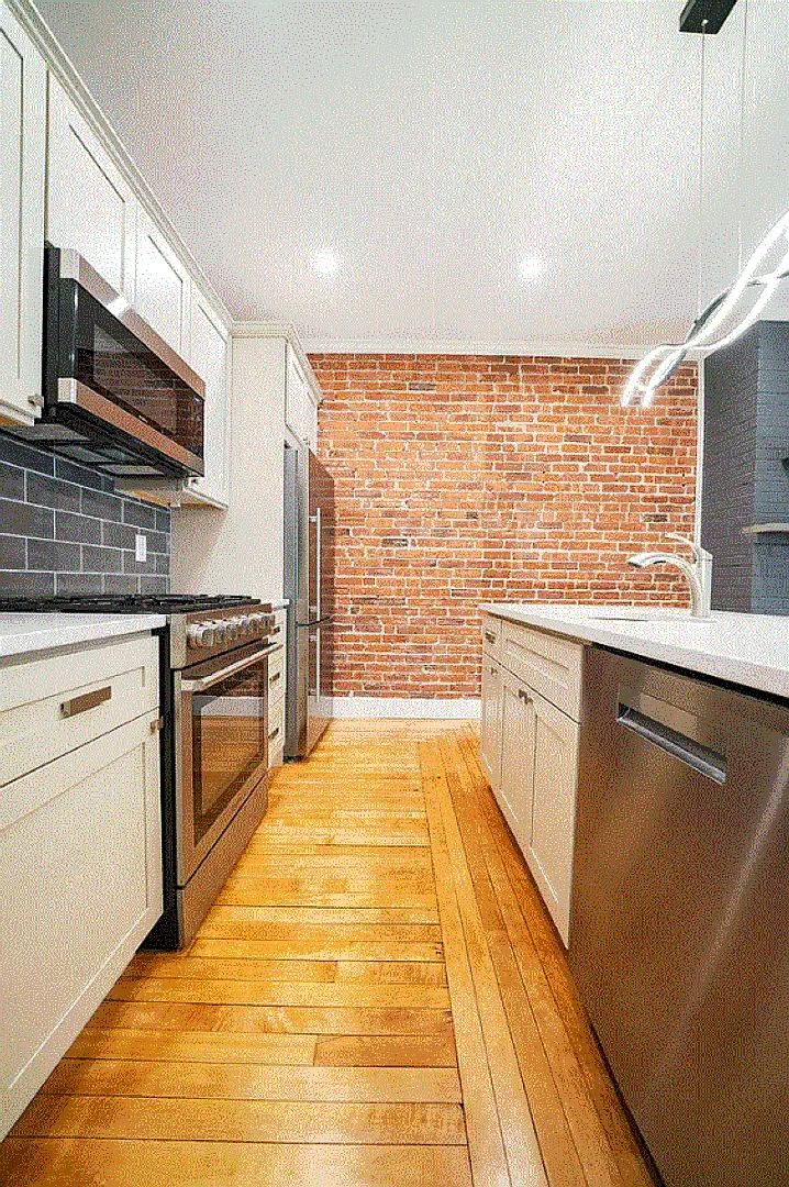 Charming 3 Bedroom- — Photo 2