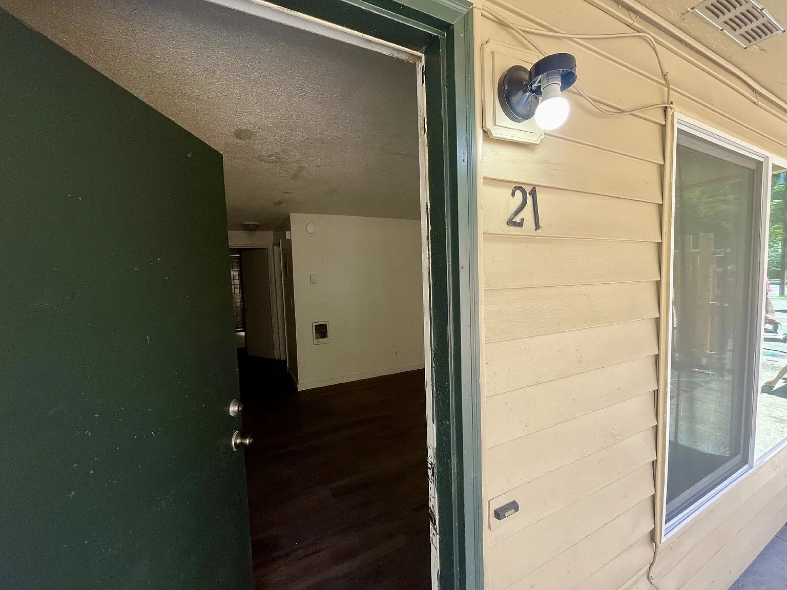 1 bed, 1.0 bath, $925 — Photo 2
