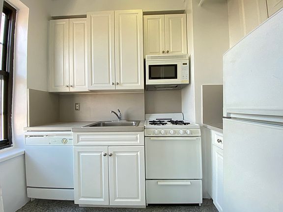 4th image of 161 W 16th St #18FF