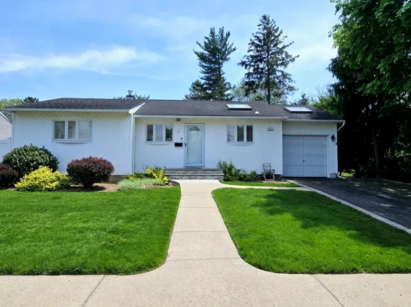 7 Manetto Drive, Plainview, NY 11803