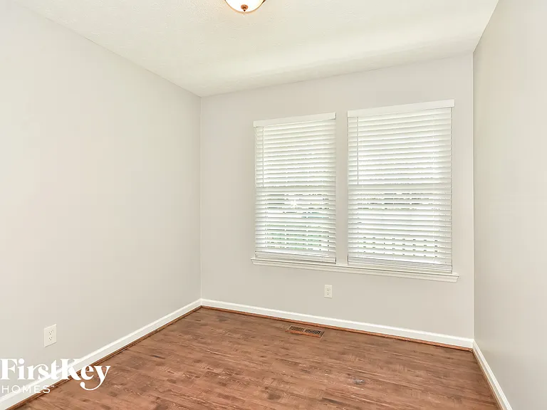 418 Silver Springs Ln — Photo 12