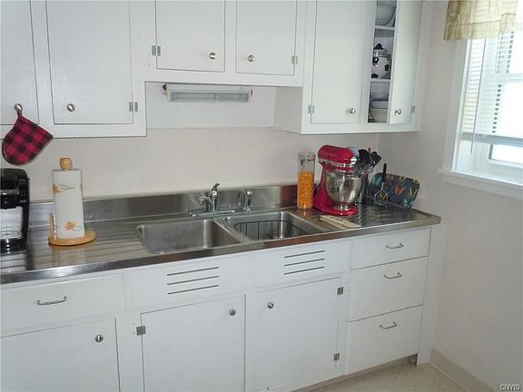 4th image of 169 Oakley Dr E