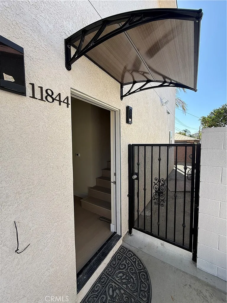 3 bed, 1200 sqft, $3,600 — Photo 2