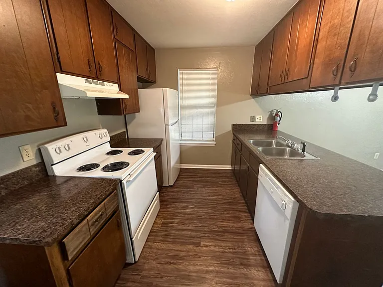 2131 Corinne St — Photo 3