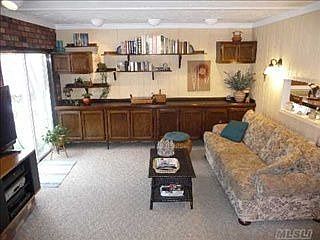 4th image of 20 Lloyd Ln