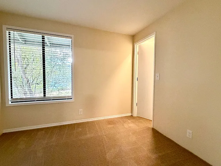 0152-01B - Elm Tree Garden Apartments B — Photo 11