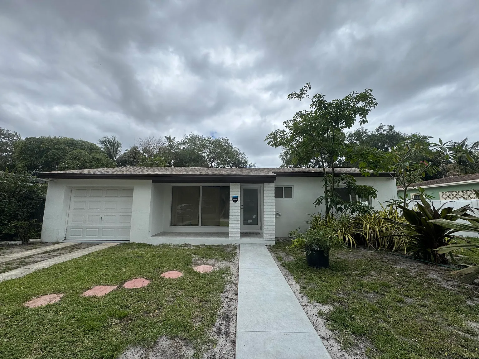 3 bed, 2.0 bath, 1710 sqft, $4,300 — Photo 2