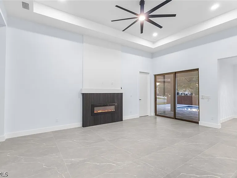142 SW 33rd Pl — Photo 4