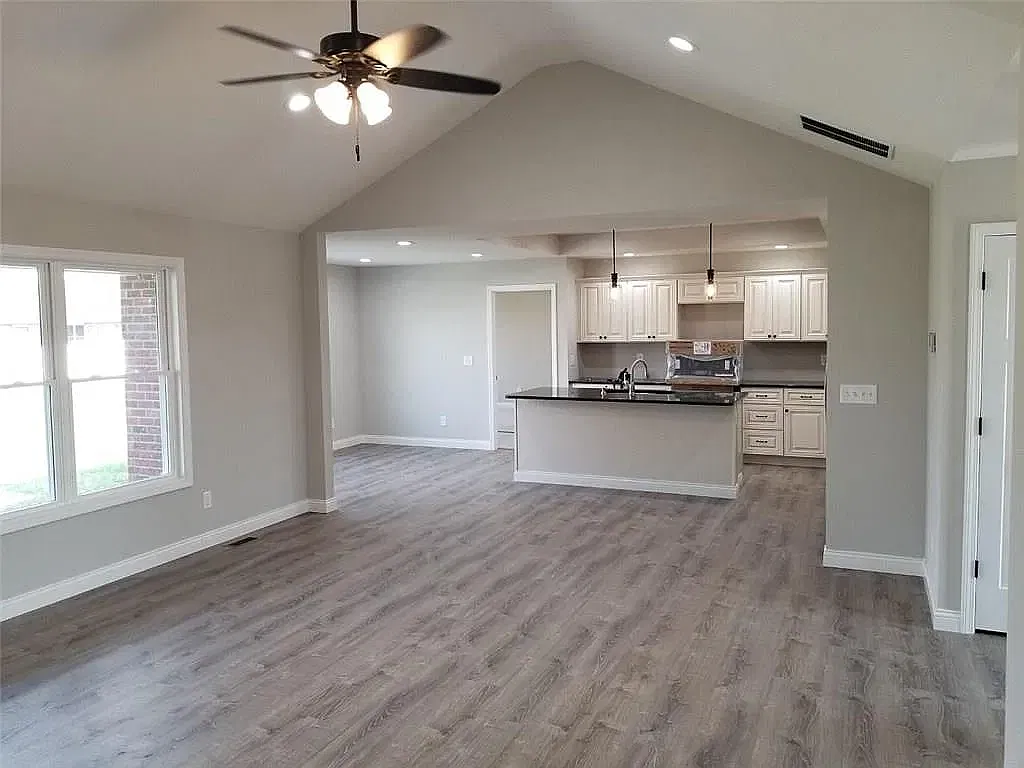 4 bed, 1900 sqft, $2,500 — Photo 4