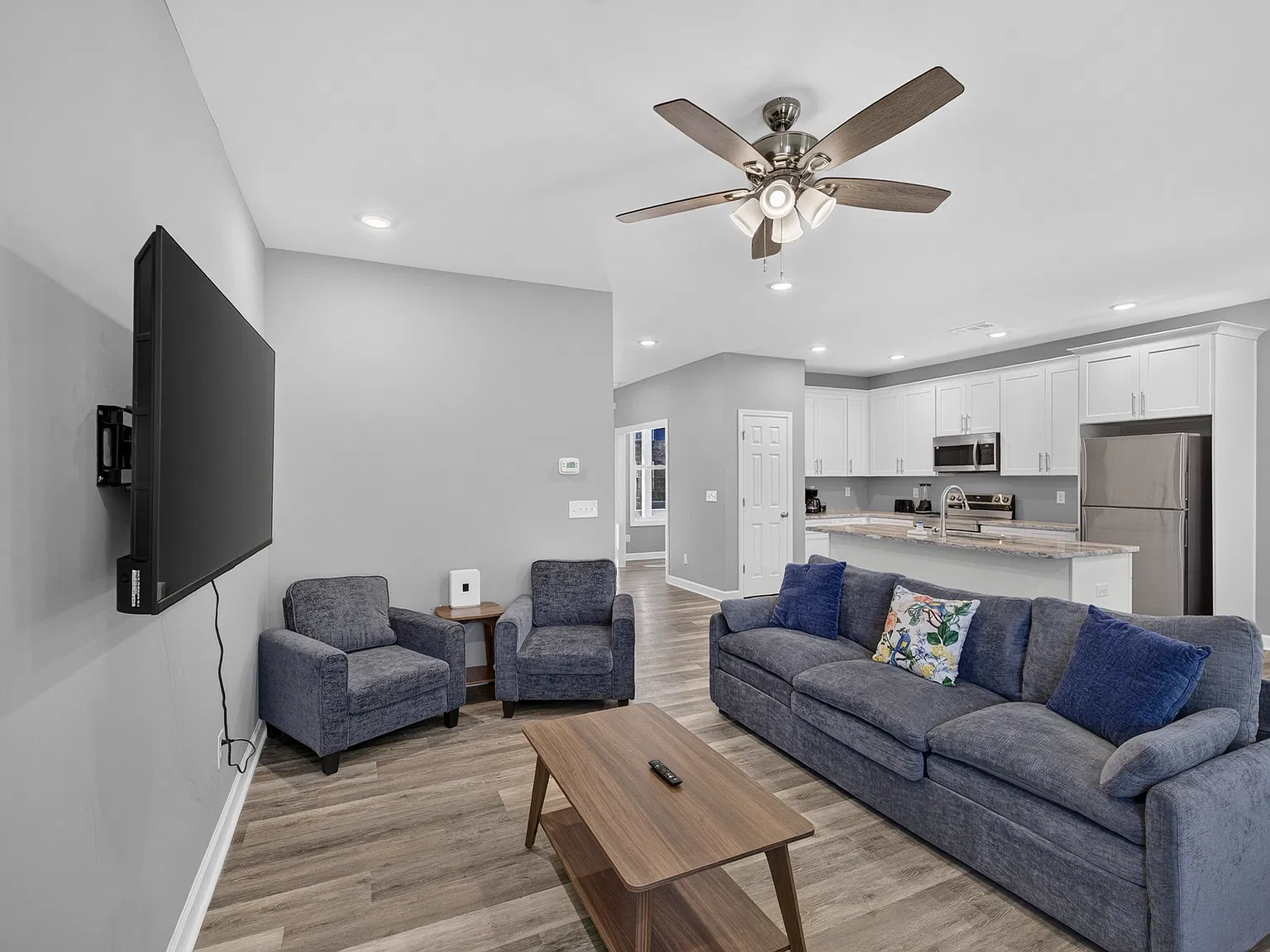 3 bed, 2.5 bath, 1713 sqft, $3,500 — Photo 2