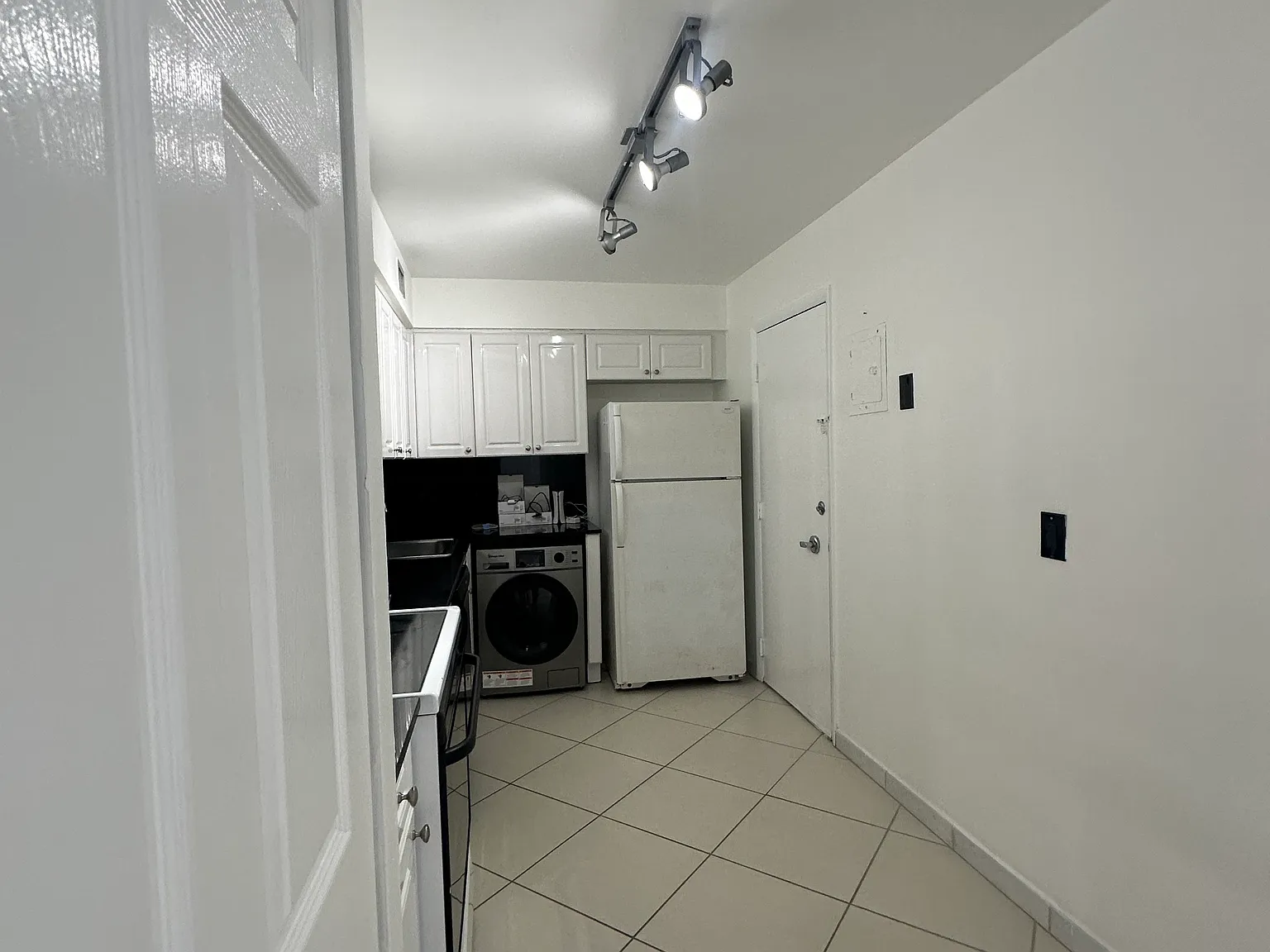 1 bed, 1.5 bath, 910 sqft, $2,600 — Photo 2