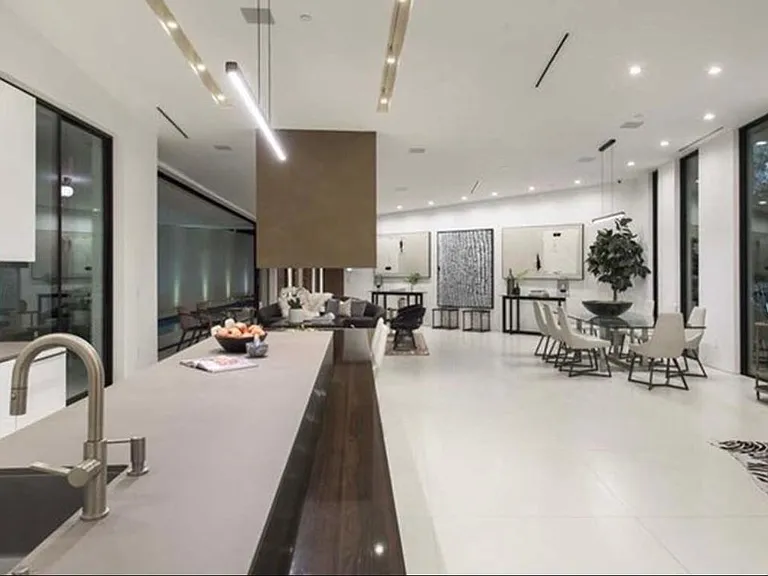 2084 Vine St — Photo 12