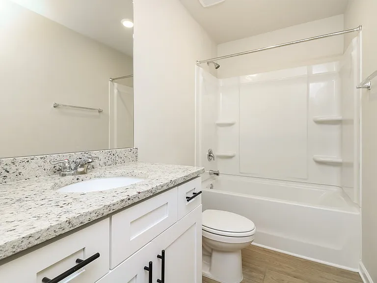664 Mackenzie Cv — Photo 16