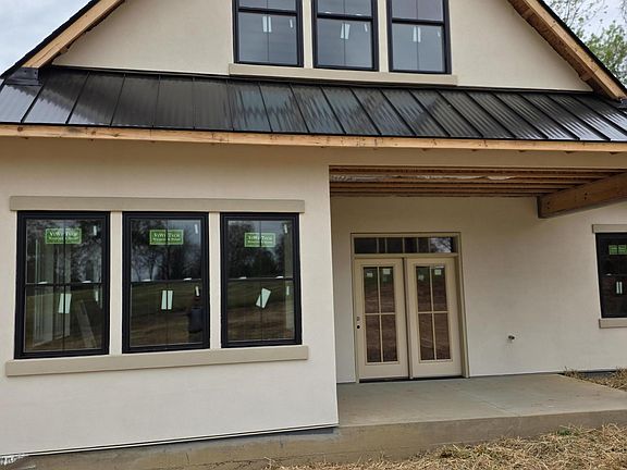 3rd image of 812 Country Club Ct