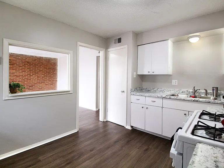 U of M Area - Southernwood Apartments — Photo 19