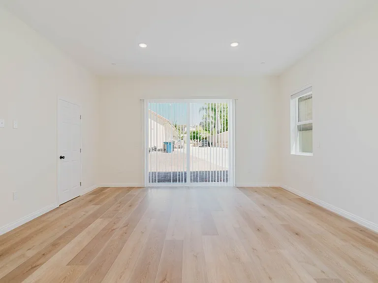 1079 E Elmwood Ave — Photo 12