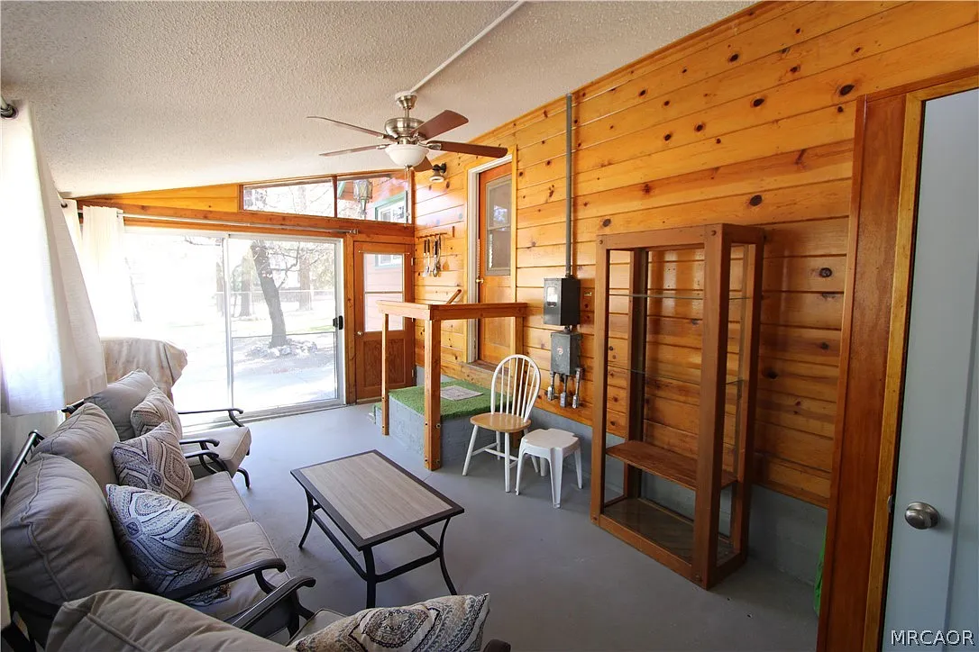1 bed, 1.0 bath, 995 sqft, $1,600 — Photo 2