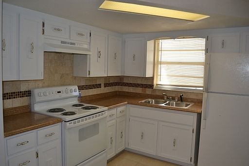 3rd image of 1301 Yale Dr