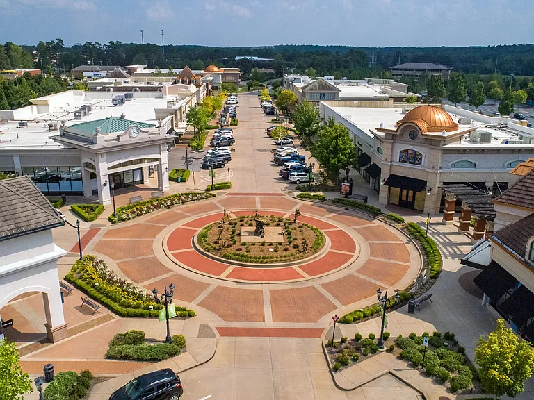 Immerse yourself in delightful dining and luxury shopping at the renowned Promenade at Chenal, a mere 5-minute drive of unparalleled convenience from Rowan Park.