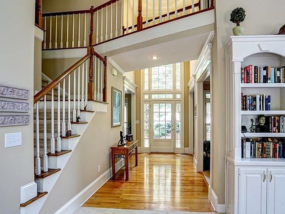 2nd image of 215 Winnipeg Ln